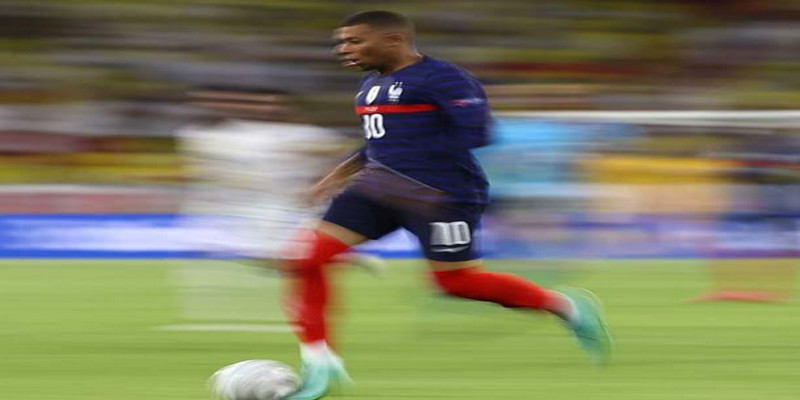 Top 5 Cầu Thủ Chạy Nhanh Nhất Thế Giới Trong Làng Bóng Đá 2 Kylian Mbappe Lottin chạy với tốc độ 38,8 km/h là thế hệ truyền nhân của Cristiano Ronaldo